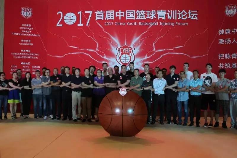 包含瑞士篮球协会举办篮球青训营，培养未来明星球员的词条