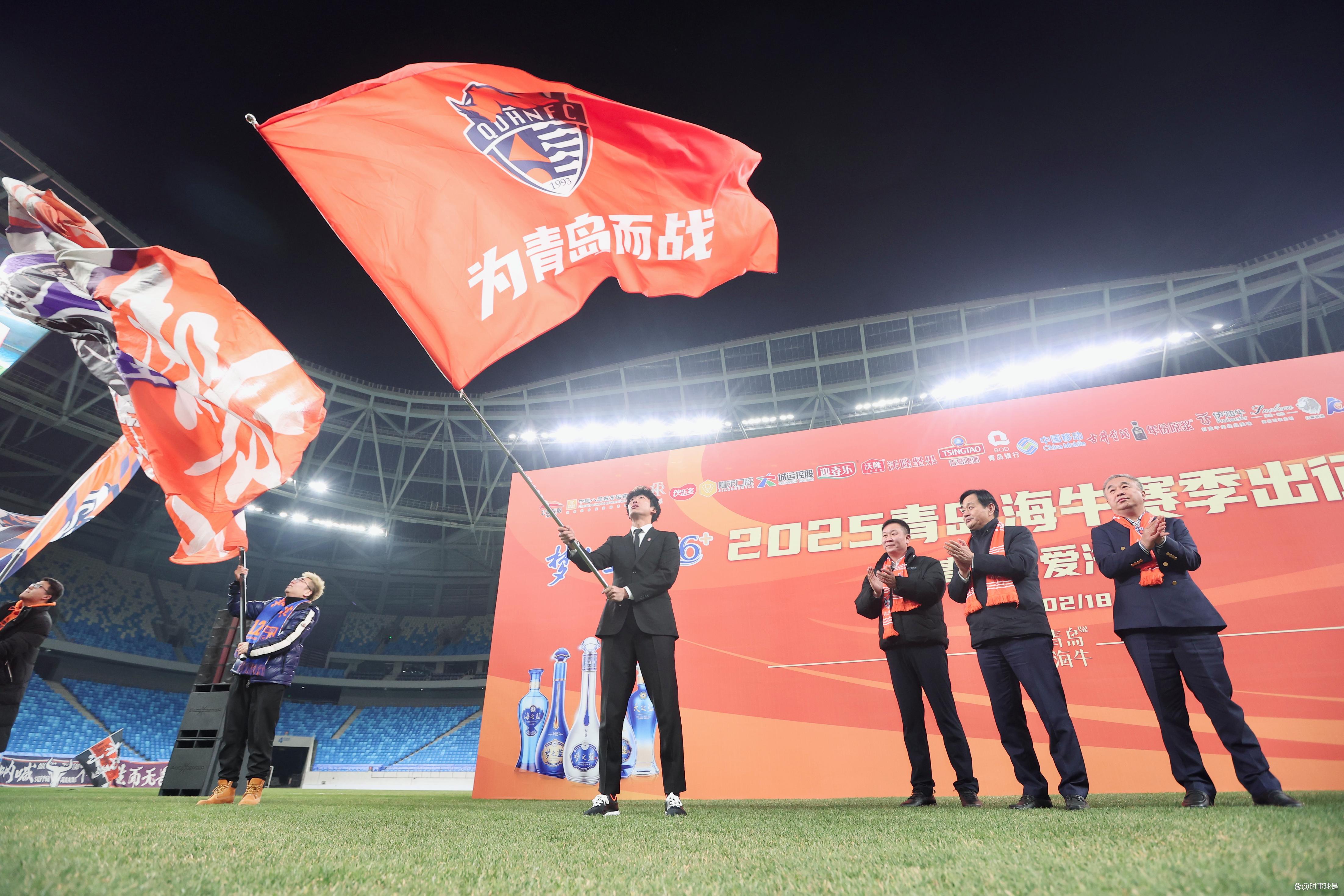 现场气氛热烈，球迷热情加油助威！
