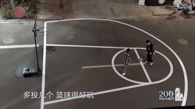 篮球赛场上一对一对峙，竞技激烈到极点