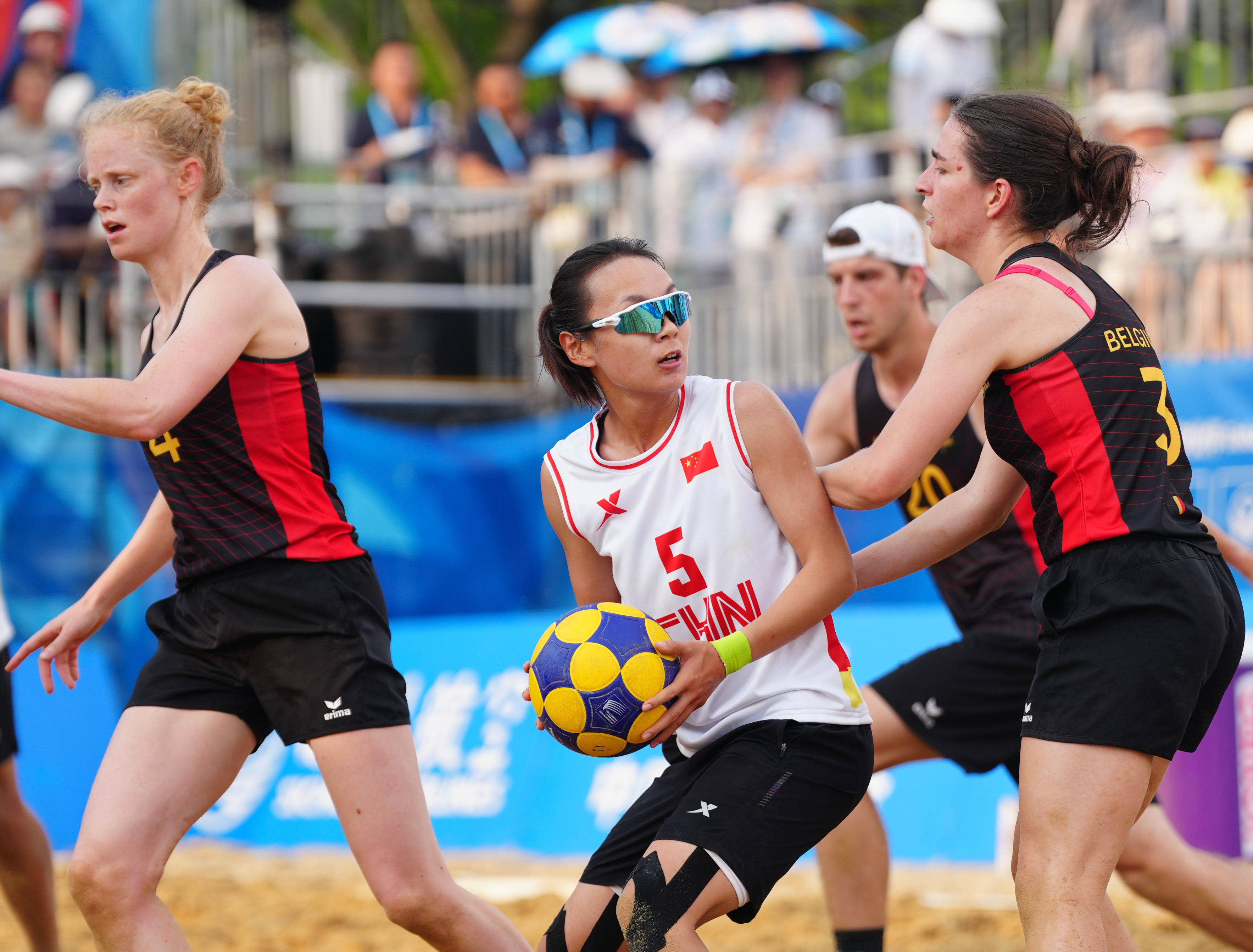 包含比利时篮球冠军庆祝夜现场火爆，体育精神传承的词条