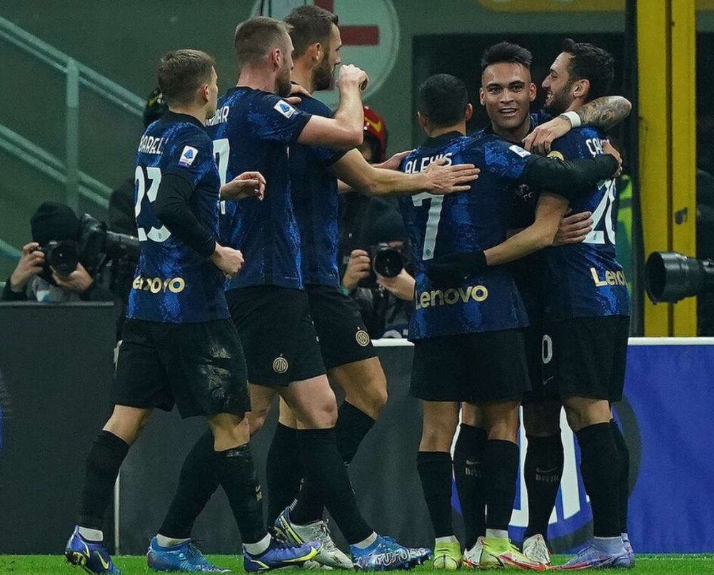 国米主场连胜,稳坐榜首位置 国米主场连胜,稳坐榜首位置